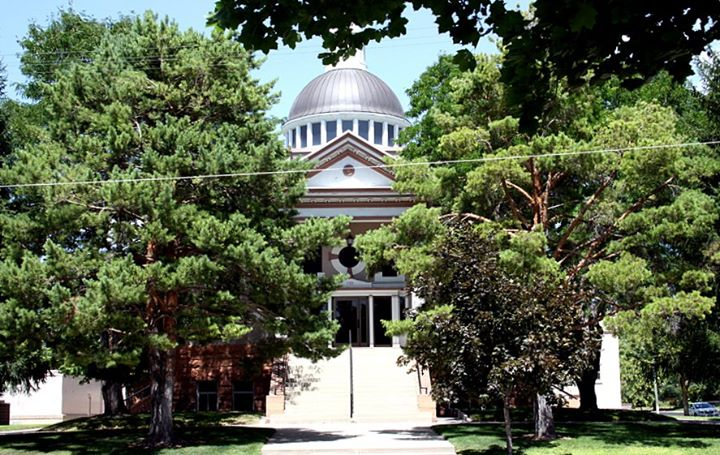 The Forest Dale 1st Ward chapel in SugarHouse. I love it. Designed by Samuel T Whitaker, it& #39;s most known for its dome that towers over the Forest Dale neighborhood (fun fact: Forest Dale used to be a town until 1912 when it was absorbed into Salt Lake City.