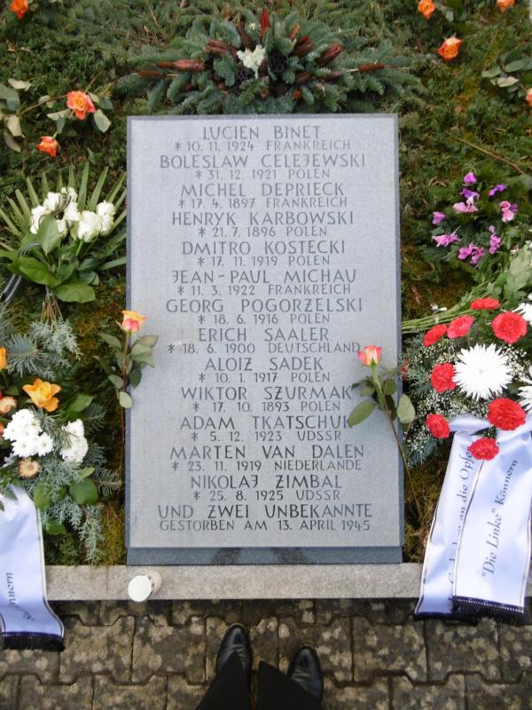 h_fauser's tweet image. 13.4.1945 Am 27.1.2015 wird eine Gedenktafel eingeweiht, welche die Namen der 13 namentlich bekannten Opfer nennt. Sechs dieser Häftlinge kamen aus dem KZ #Langenstein-Zwieberge, fünf aus dem KZ #Aschersleben und drei aus dem KZ #Wansleben am See. #tm_lz