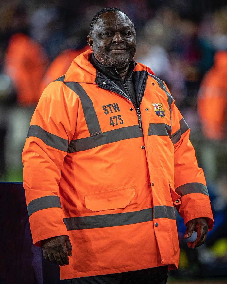 كان إنسانا طيبا ، مبتسما دائما، مكانه كان قريبا من النفق المؤدي لغرف الملابس بملعب الكامب نو ، وعندما يراني كان يسألني : كيف تتوقع الليلة (او بمعنى هل برشلونة سيفوز؟ ) ، هذا الرجل الطيب القادم من غانا كان مثالا في الأخلاق و التعامل، لن أنسى ابتسامتك أبدا 💔