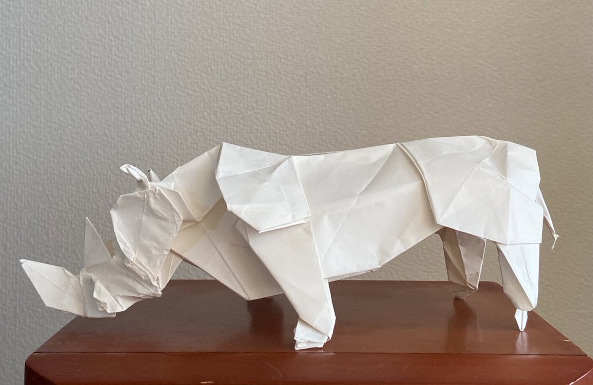 山本みつ湖 Pa Twitter サイ 折り手 長男 休憩を挟みながら1日かけて完成 工程が162もあるんやで と時々騒ぎながら楽しそうに折っていた どっしりしていて頼もしい体つき 紙なのに重さが伝わってきて凄い 本 高雅な折り紙 ナツメ社 山口真 著 創作