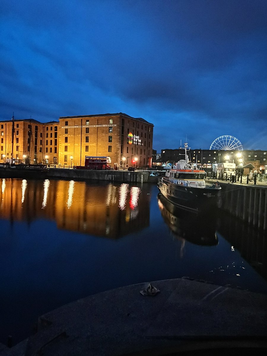 كنت أظن وحدها الامنيات من تأتيني بك على جناح طير تسوقين الغيث الى صحراء قلبي
فتنبتين زهرات ياسمين
لكني كنت ابالغ في امنياتي فلم ياتي غيثك
ولا حتى غيومك الصيفية تسترني من قيض البعد
تتصنعين الغياب كأنك تبعثين الرسائل