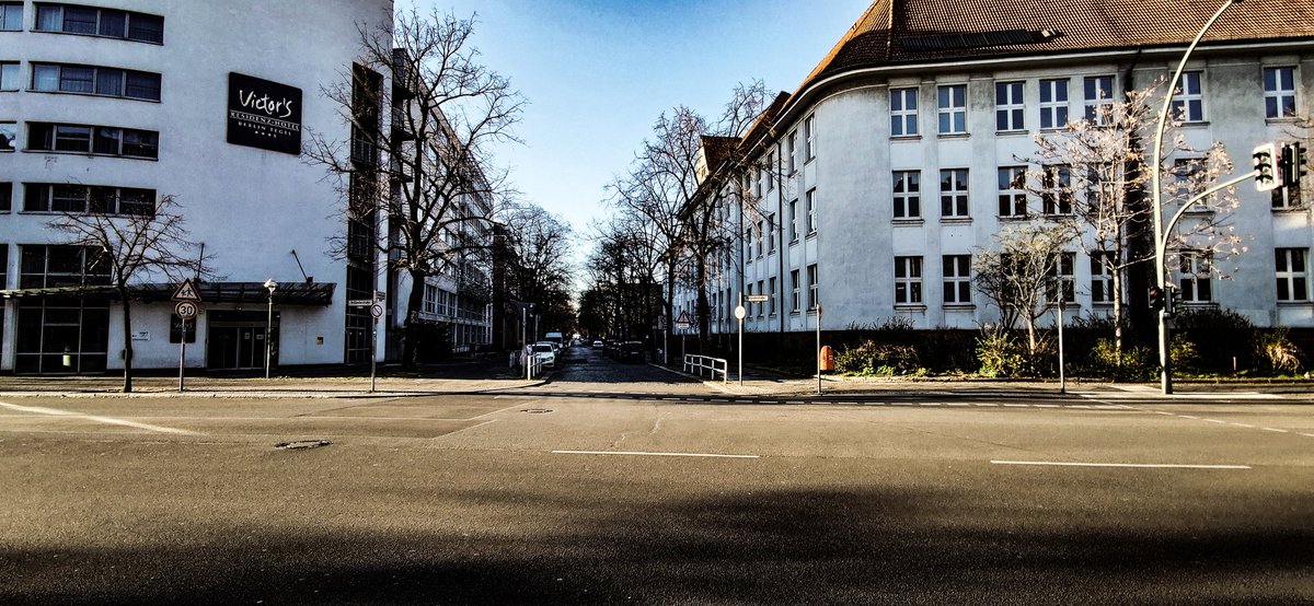 CryxDx2's tweet photo. For those who just can't visit Berlin because of the situation...
I replace my midnight pictures of Life is Strange for a few pictures of Berlin. 
#berlin #germany #visitberlin #photography #art #lights #pictureoftheday #buildings #StayAtHome #wirbleibenzuhause #lightsofberlin https://t.co/niKO7z5Ut2