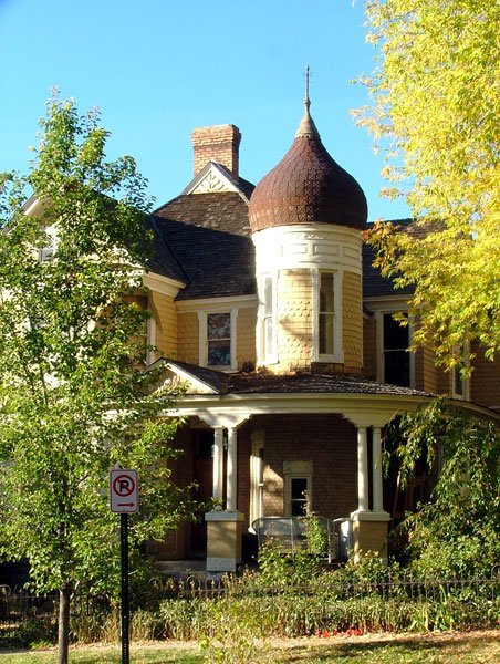 This Russian Victorian in the Avenues neighborhood - in fact, I love so much of the architecture of the Avenues. I could do a single twitter thread just on that alone.