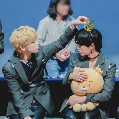 • JUNHWAN ( Junseo x Seunghwan )Performance line. Both cute ( let& #39;s face it they can& #39;t be sexy even when they try ). Little chance of existence. Rare but charming interactions.