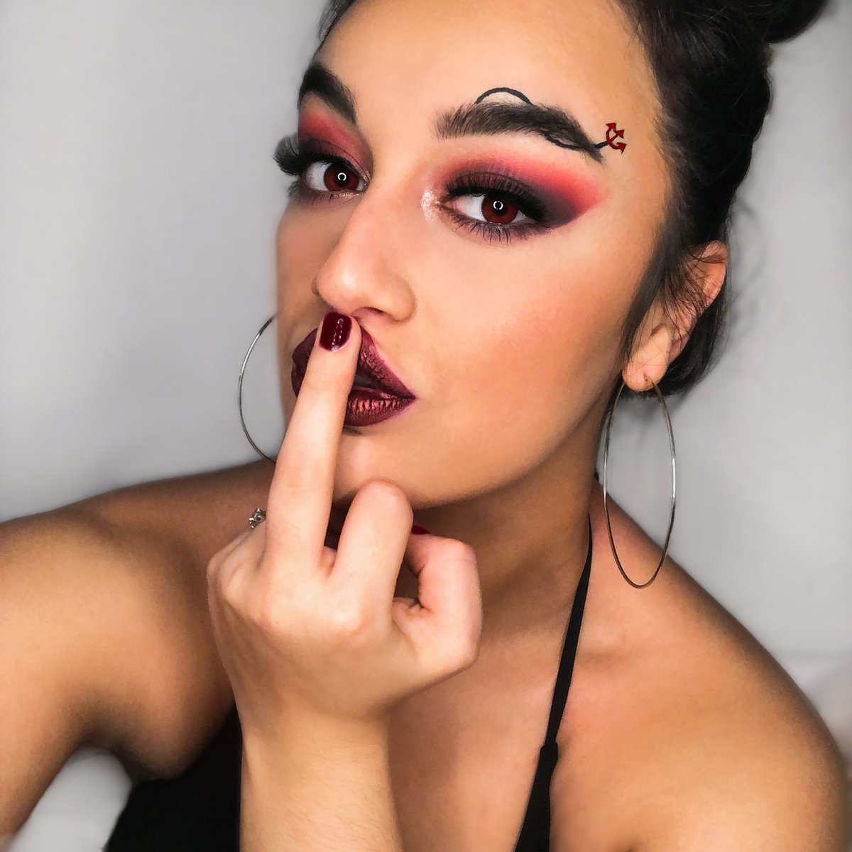 RexaFr's tweet photo. Si no vas a amar sus demonios no intentes sacarla del infierno #makeup #maquillaje #QuedateEnCasa https://t.co/eVJ8UJW7jh