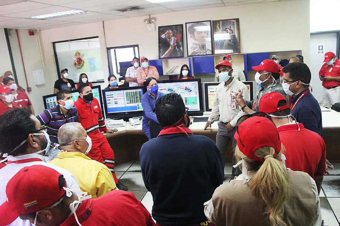 TineoPDVSA's tweet photo. 🇻🇪🛢️ Hoy estuvimos con el Vicepresidente de EyP @ErwinPetroleo supervisando las capacidades de almacenamiento en las instalaciones de Patio de Tanques Oficina en la Faja Petrolífera del Orinoco Hugo Chávez
 
¡Entre cuarentena y producción no hay contradicción!
@NicolasMaduro https://t.co/OnDmaaYGtU
