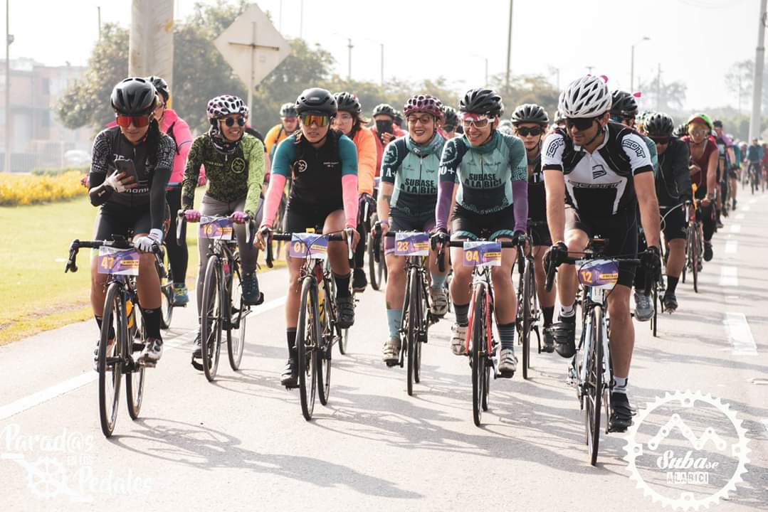 ParadasNPedales's tweet photo. Recordando ...El derecho femenino al afuera. #8m #lavuelta8m 

Por eso #LaVuelta8M quiere reivindicar el derecho al afuera, al deporte, a las carreteras , al disfrutar de nuestro país en las calles.

Nos encanta sumar #masmujeresenbici https://t.co/elfit2smKl