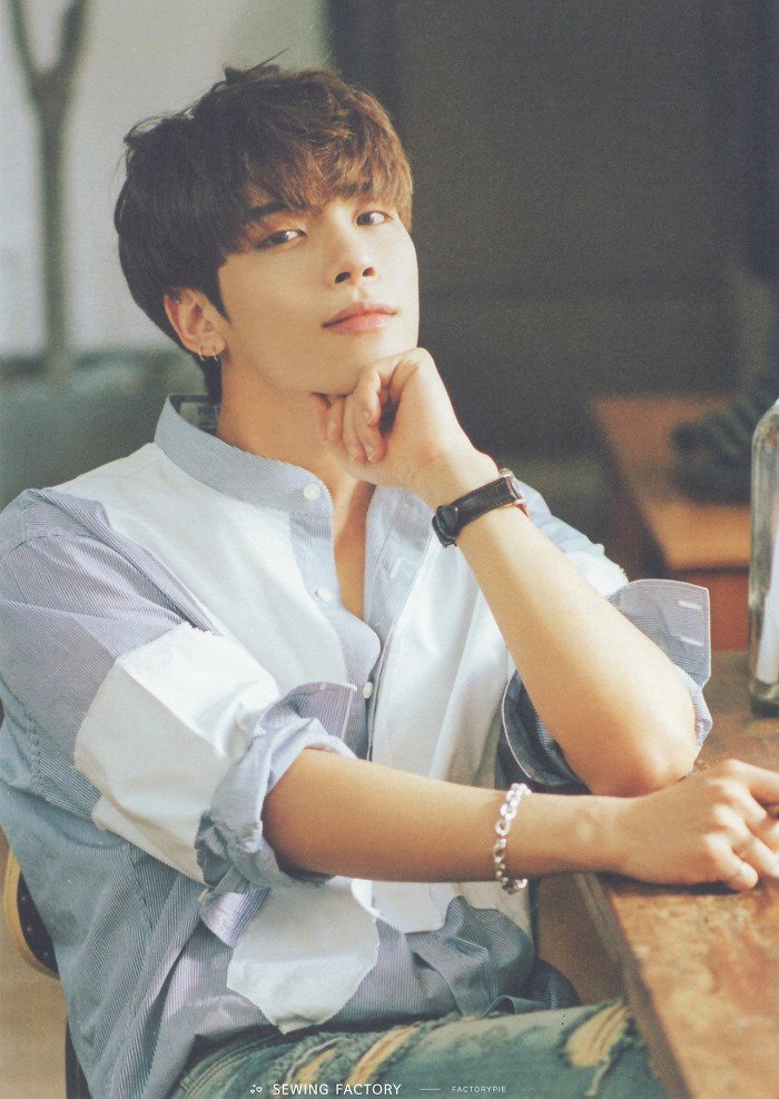 your camera roll if jonghyun was your boyfriend, a thread