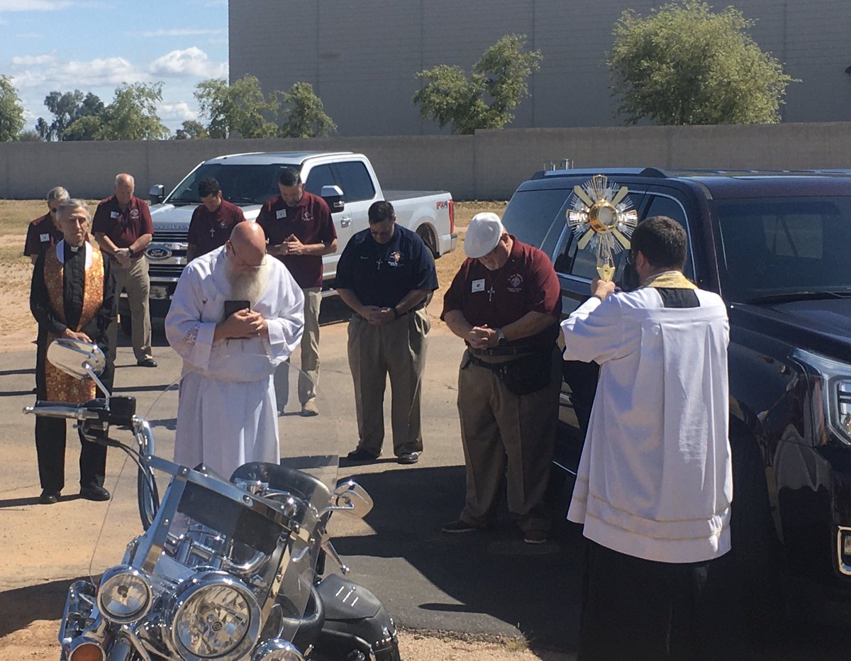 SMaryMagGilbert's tweet photo. Our Lord is on His way to visit the homes of our parishioners who signed up for a curb-side Easter blessing. Please tag us in any photos you take and include the hashtag #smmfamily so we can share! https://t.co/DQWjbR677z