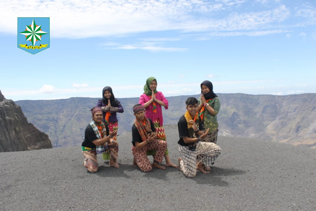 MapalaStacia91's tweet photo. Dapat menarikan tarian adat betawi di atas gunung tambora adalah salah satu kesuksesan besar dari Ekspedisi Lentera Samawa 

#gunungtambora #sumbawa #ubahlahpenghalangjadipeluang https://t.co/6BQcNcsdNi