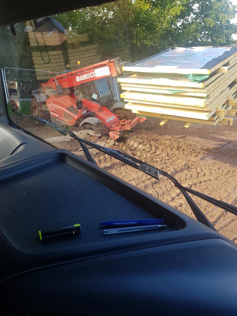 Lyndonjarvis3's tweet photo. Even the forklift sunk π #persimmonhomes #forklift #Badground #stoptimberframehouses https://t.co/B2nFXRI4HO