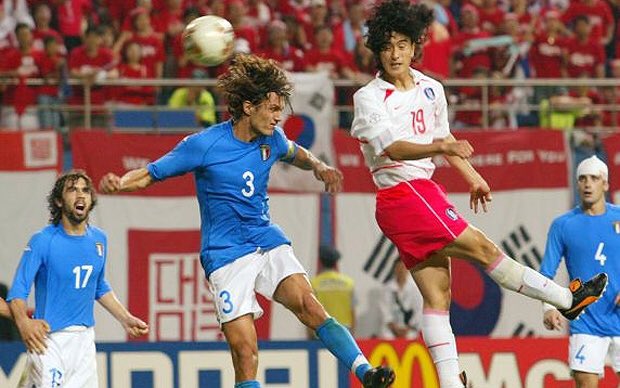 Coup de tonnerre à Daejeon ! La Corée du Sud  vient de battre l’Italie  grâce à un but en or. Christian Vieri avait ouvert le score avant de rater l’immanquable. Mais les Coréens reviennent au score dans les ultimes minutes du temps réglementaire, par Ki Hyeon Seol.