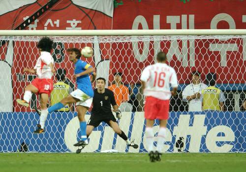 Coup de tonnerre à Daejeon ! La Corée du Sud  vient de battre l’Italie  grâce à un but en or. Christian Vieri avait ouvert le score avant de rater l’immanquable. Mais les Coréens reviennent au score dans les ultimes minutes du temps réglementaire, par Ki Hyeon Seol.