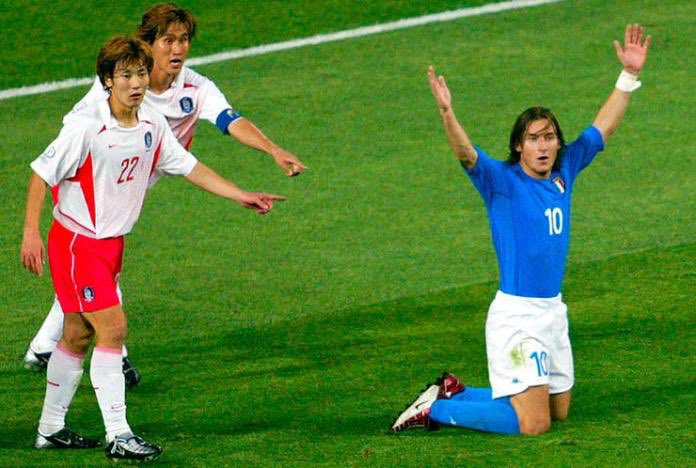 Coup de tonnerre à Daejeon ! La Corée du Sud  vient de battre l’Italie  grâce à un but en or. Christian Vieri avait ouvert le score avant de rater l’immanquable. Mais les Coréens reviennent au score dans les ultimes minutes du temps réglementaire, par Ki Hyeon Seol.