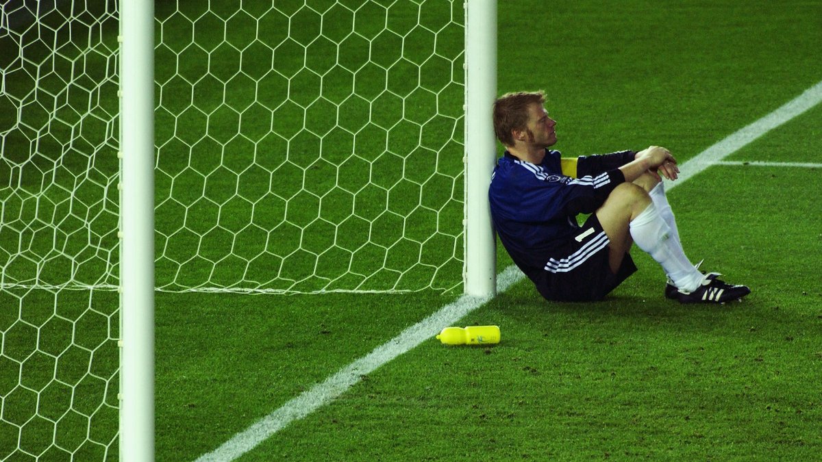 La joie des Brésiliens contraste avec la déception allemande : plus que n'importe qui, Kahn est abattu. Cette photo putain, c'est trop 