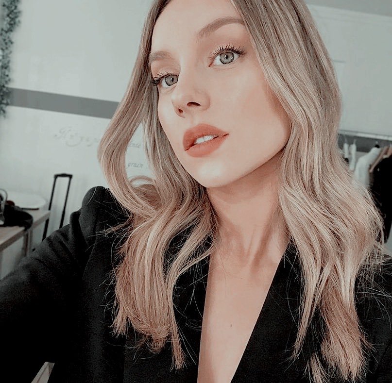 alyciacohvn's tweet photo. when the lights come up and there's no shadows dancing, I look around as my heart is collapsing cos you're the only one I need to put a little love on me https://t.co/YX7GIM33yR