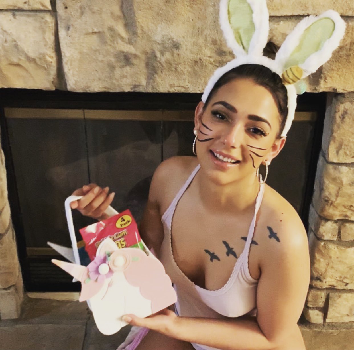 2 pic. Happy Easter 🐰💖 https://t.co/w1r8CWhoNt