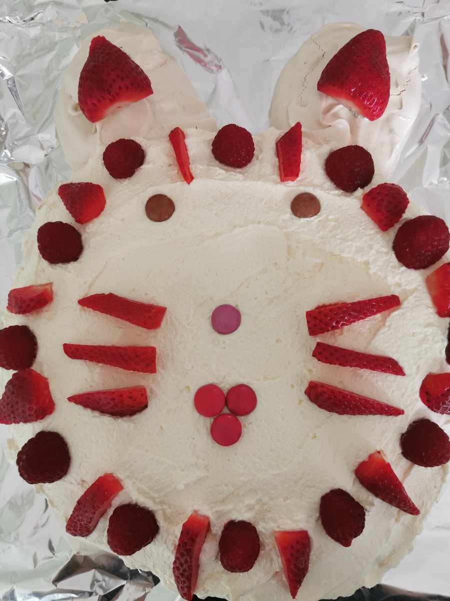 andreakellycfr's tweet photo. @keelingsfruits @keelingsfruits A yummy Easter Dessert for us today! Easter Bunny Pavlova... My version of the Keelings Berry Wreath.... Yummmm! #BerryBestBaker #keelings https://t.co/3ta7Hi6x6V