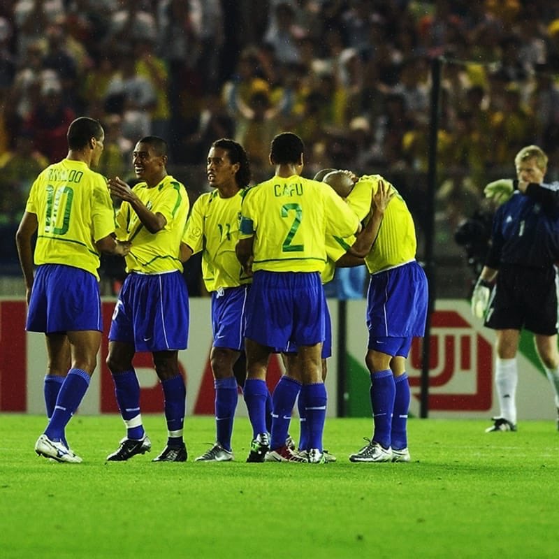 Le Brésil  de 2002 sera un beau vainqueur avec son excellent 343 inédit. C’était sûrement pas le plus beau de l’histoire, encore moins le plus romantique, mais il a été implacable de puissance offensive dans une compétt où le physique a compté.