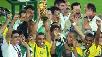 Le Brésil  de 2002 sera un beau vainqueur avec son excellent 343 inédit. C’était sûrement pas le plus beau de l’histoire, encore moins le plus romantique, mais il a été implacable de puissance offensive dans une compétt où le physique a compté.