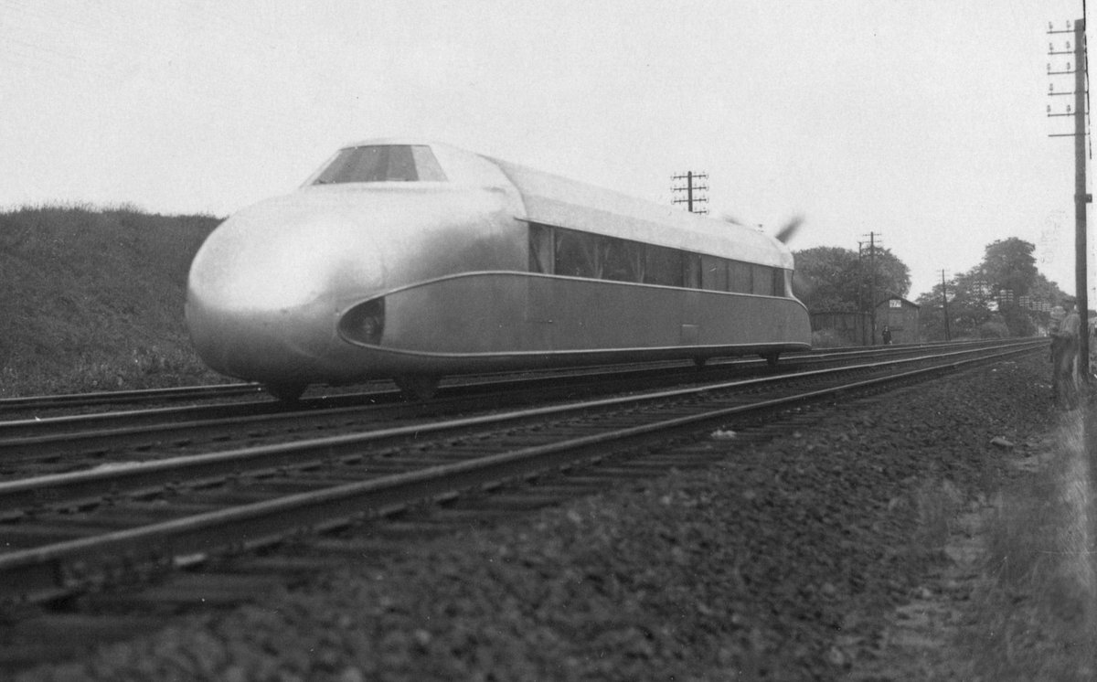 C'est que en 1931, que les Allemand se décide à aller plus vite, avec le SchienenZeppelin. Un nom signifiant "Zepellin sur Rail". Une structure ultra légère en aluminium faisait que lors du record, il ne pesa que 18,6t.