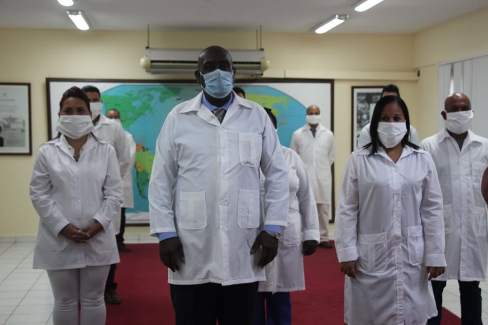 japortalmiranda's tweet photo. Una brigada de 11 colaboradores del Contingente Internacional Henry Reeve partió hoy hacia Togo 🇹🇬, en África Subsahariana, en apoyo al enfrentamiento a la #COVID19. Es esta la primera vez que una brigada médica cubana llevará salud a esa nación. #CubaPorLaSalud 🇨🇺 https://t.co/tsDh9eznph
