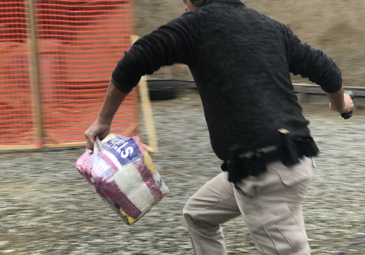 3GunCompetitor's tweet photo. Dagens träningsmatch handlade om det mest nödvändiga i livet. Många nybörjare fick värdefull träning. Både fysiskt och mentalt.
Föreningen är med i Försvarsutbildarna och ställer upp med frivilliga.
#dynamisktskytte #SocialDistancing #ToiletPaperChallenge #svfm https://t.co/uvFDm3GwfN