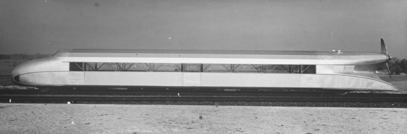 En 1931, le SchienenZeppelin battu donc le record de vitesse avec une point à 230,2 km/h, entre Hambourg et Berlin.Par contre, l'engin sera ferraillé dès mai 1939 pour libérer de la place, et il semble qu'il était déjà fortement corrodé, empêchant sa conservation.
