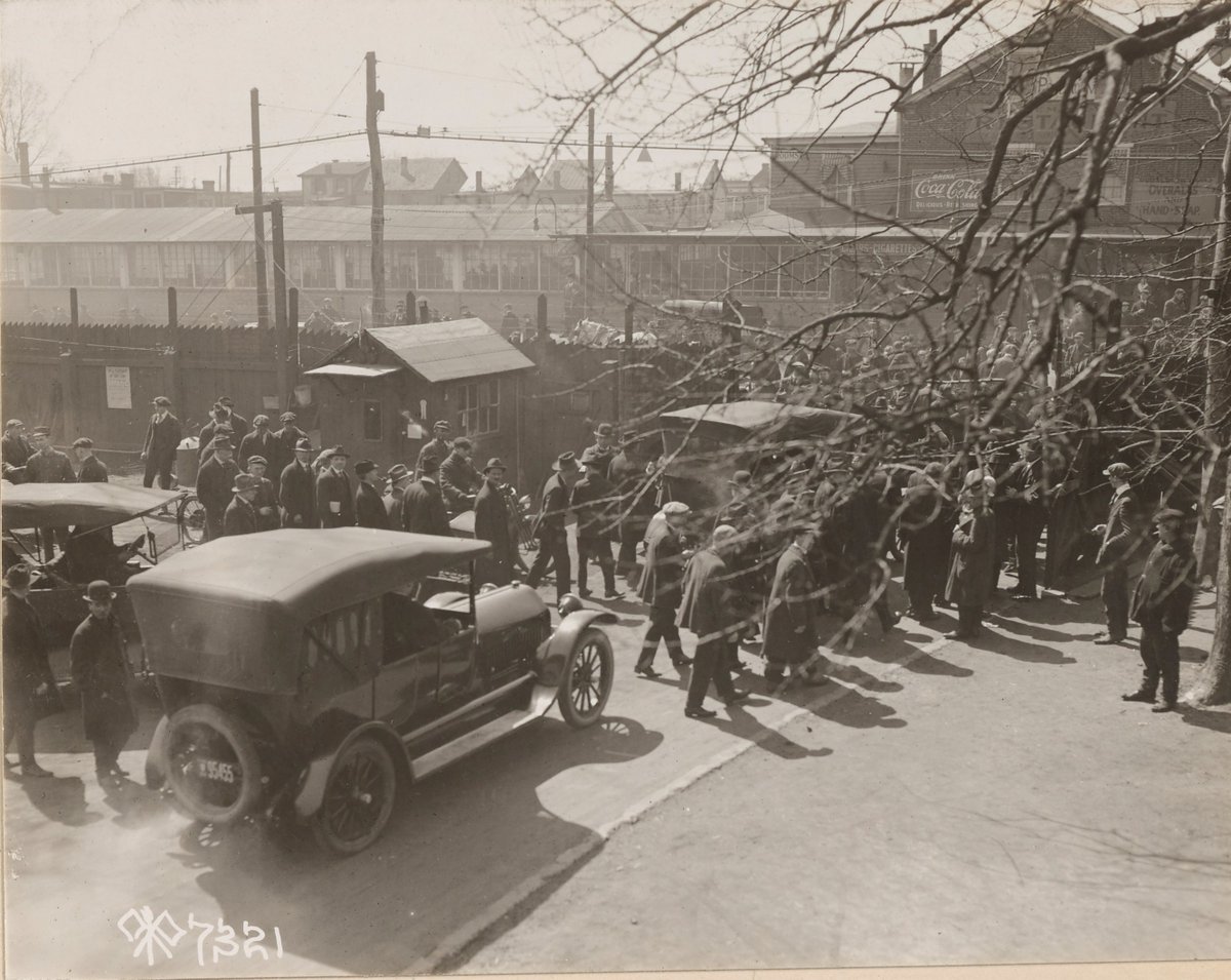 Crowd leaving through one of the many gates of Midvale Steel & Ordnance Co.:  https://catalog.archives.gov/id/55175436 