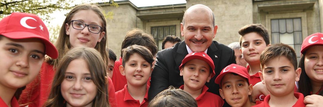 Bu ülkeye bu kadar emeği geçen bir bakanı kaybetmek istemiyoruz Seni Seviyoruz Bakanım 

Süleyman Soylu 
#istifakabuledilmemeli