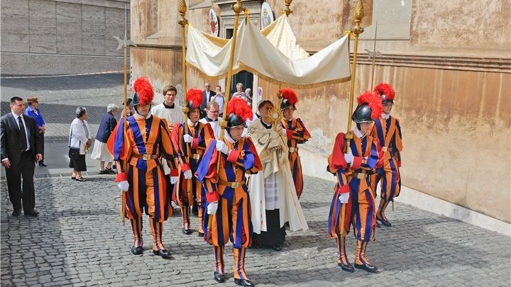 The Swiss Guard has been in the service of the Pope in the Vatican for more than 500 years. 💂🇨🇭
Read the story of the world’s smallest army! 👇 
bit.ly/3b26eZK
