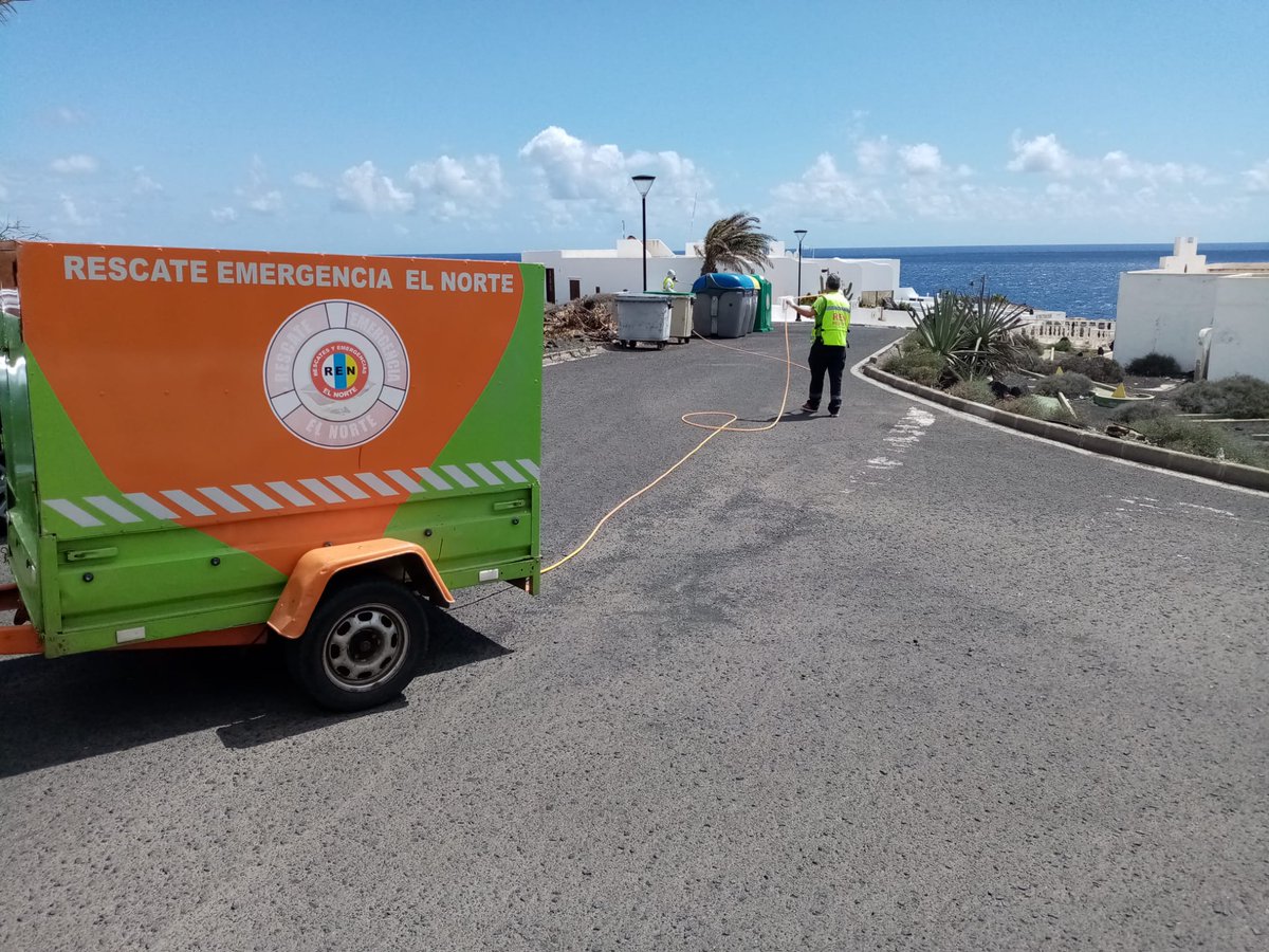 RENCanarias's tweet photo. Nunca paramos. Continuamos realizando labores de desinfección en distintos puntos de #Haria, como la Residencia de mayores, gasolineras y la zona del Charco del Palo. #COVID19 #QuedateEnCasa #EsteVirusLoParamosUnidos https://t.co/41QPSrYKCA