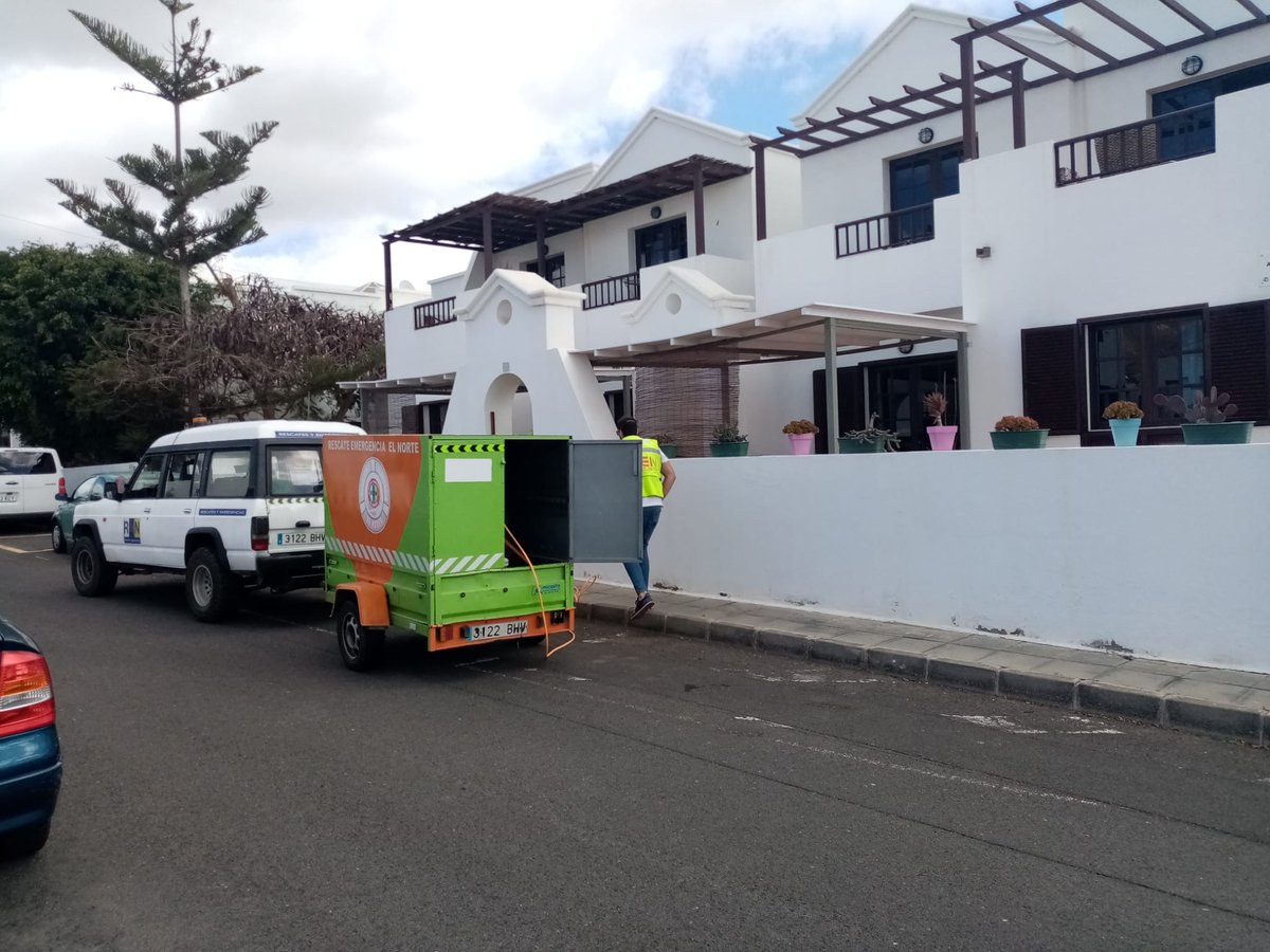 RENCanarias's tweet photo. Nunca paramos. Continuamos realizando labores de desinfección en distintos puntos de #Haria, como la Residencia de mayores, gasolineras y la zona del Charco del Palo. #COVID19 #QuedateEnCasa #EsteVirusLoParamosUnidos https://t.co/41QPSrYKCA