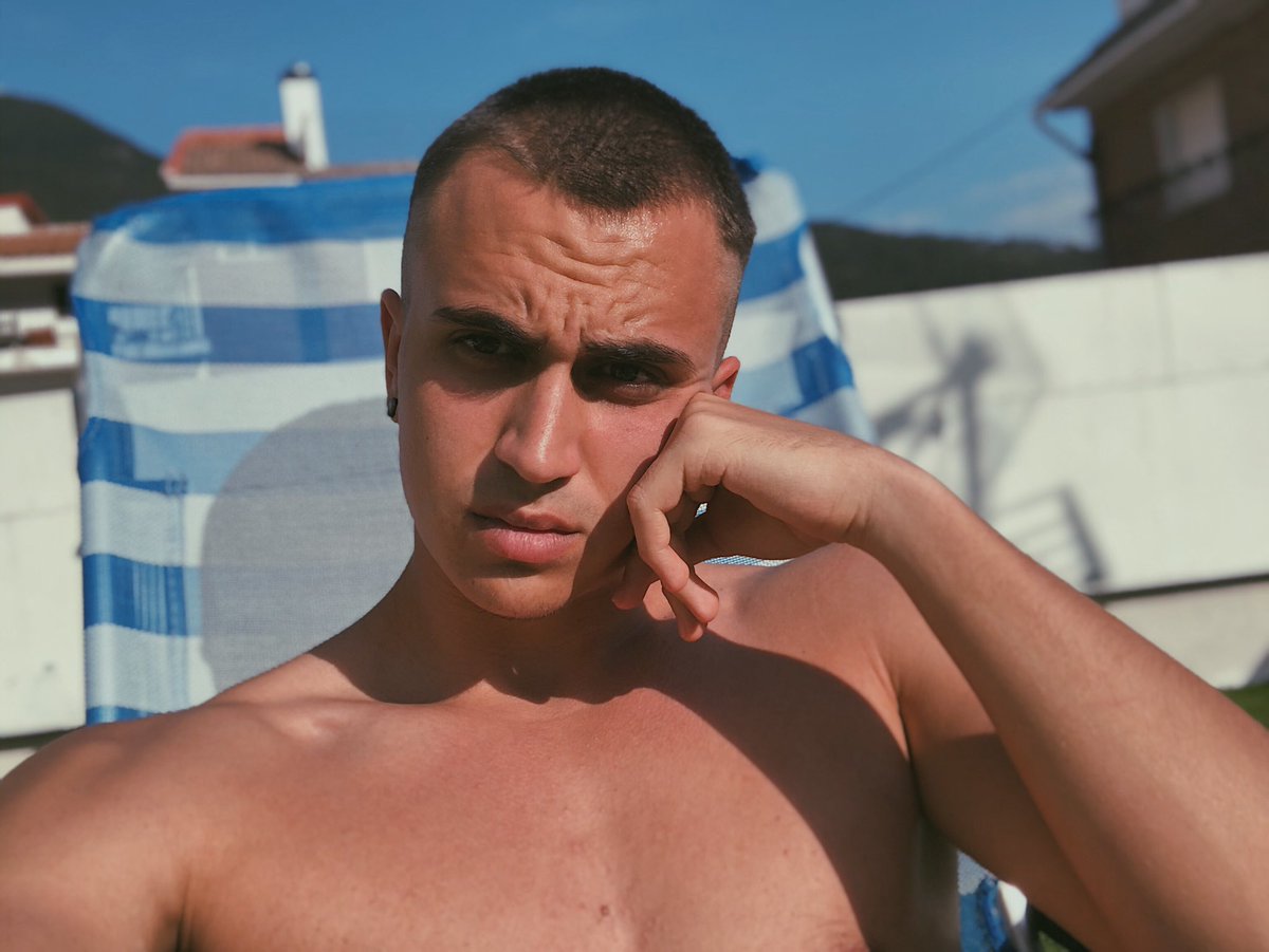 Aleex99_'s tweet photo. Un calvo tomando el sol🌞 https://t.co/Cj9jSyIFxA