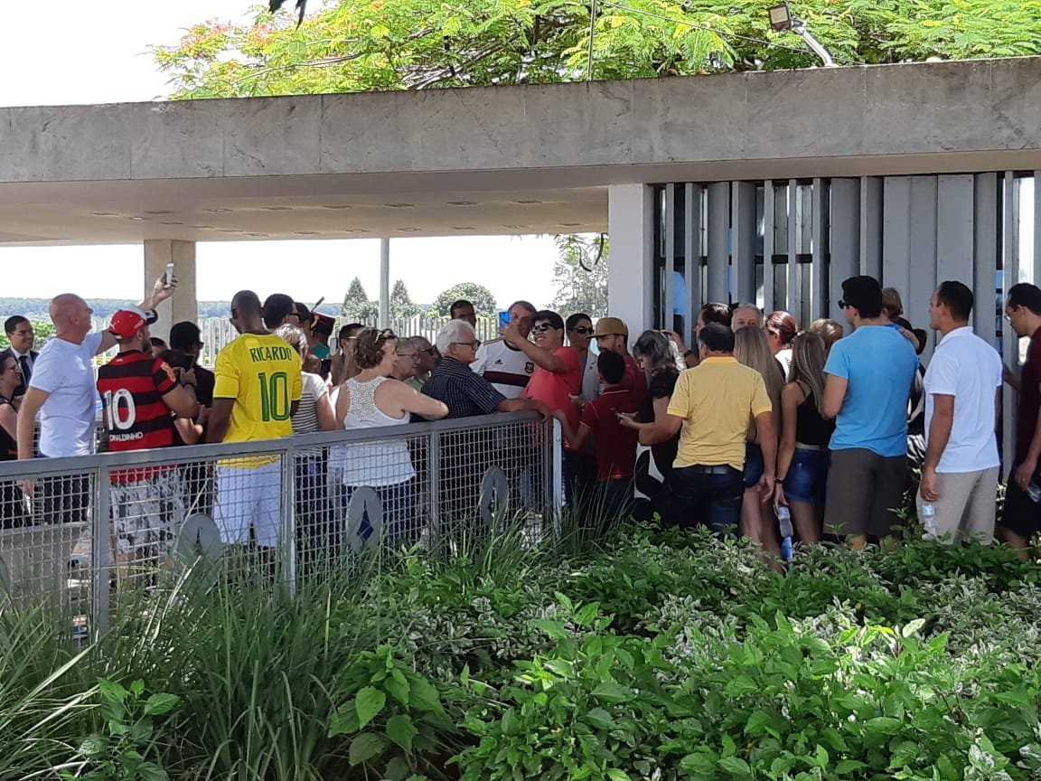 O episódio do haitiano que disse "Bolsonaro acabou", em 17 de março, foi chamativo, mas a verdade é que momentos com críticas e reclamações têm se tornado comuns. Não era assim até o final do ano passado, quando foi tirada essa foto. Aí era só amor.