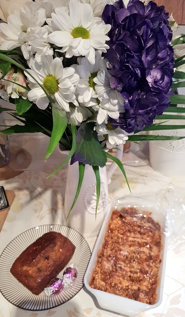 Rachelswood's tweet photo. The Easter bunny keeps doing front door deliveries this morning !! #coronaeaster #friendship Love you all.. #HappyEaster2020 https://t.co/D4MiiUEL99