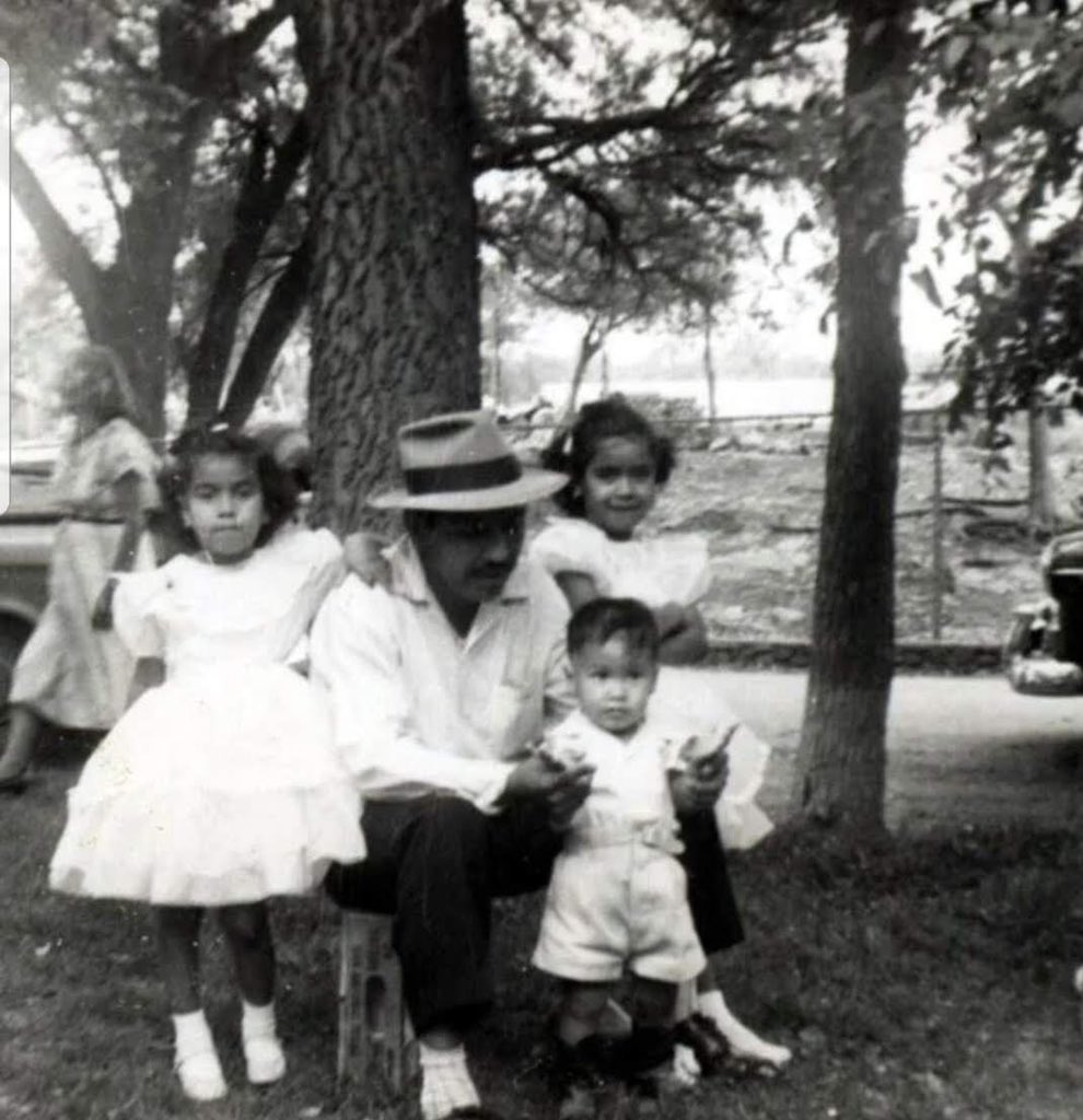 BarAmericaSATX's tweet photo. We hope everyone has a good Easter Sunday. Circa 1950s Easter Sunday. https://t.co/9YxE9zuUM9