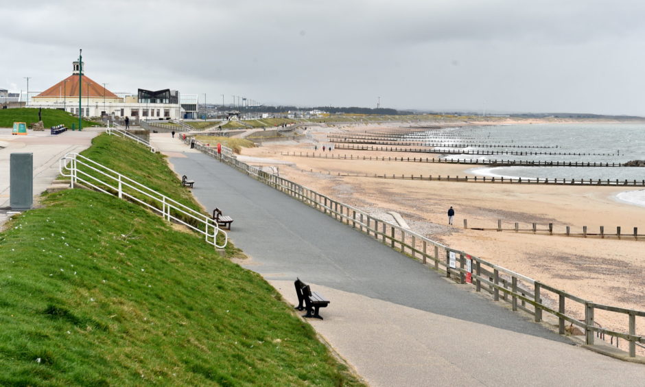 pressjournal's tweet image. IN PICTURES: Beaches and park across north and north-east deserted over Easter weekend dlvr.it/RTfHnW