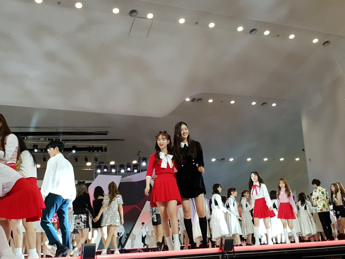 Yeojin and Lena at MAMA 2018