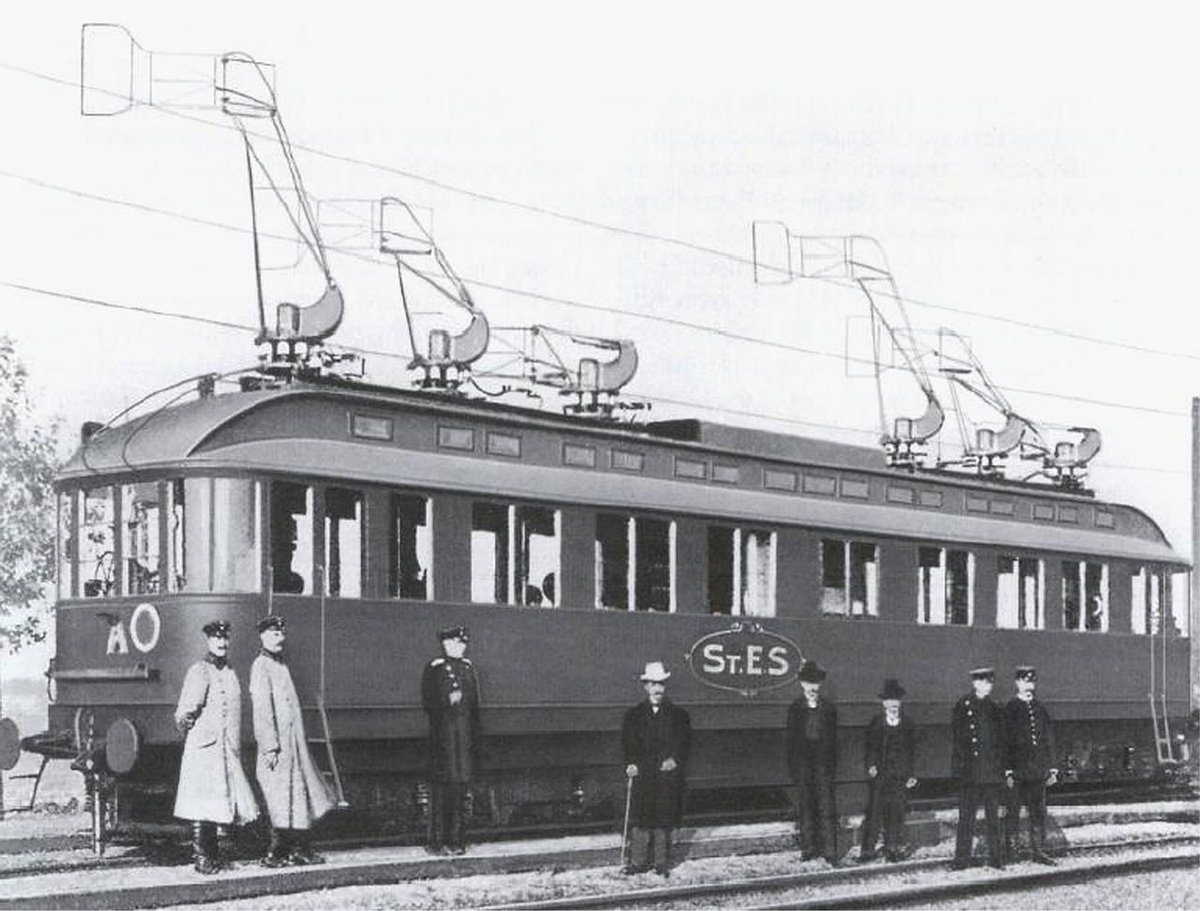 Mais revenons au début du 20eme siècle. En 1903, en Allemagne, une automotrice triphasé bat le record de vitesse avec un 210,3km/h. C'est un prototype unique sur ligne spéciale, mais elle reste imbattable pour 3 décennie.