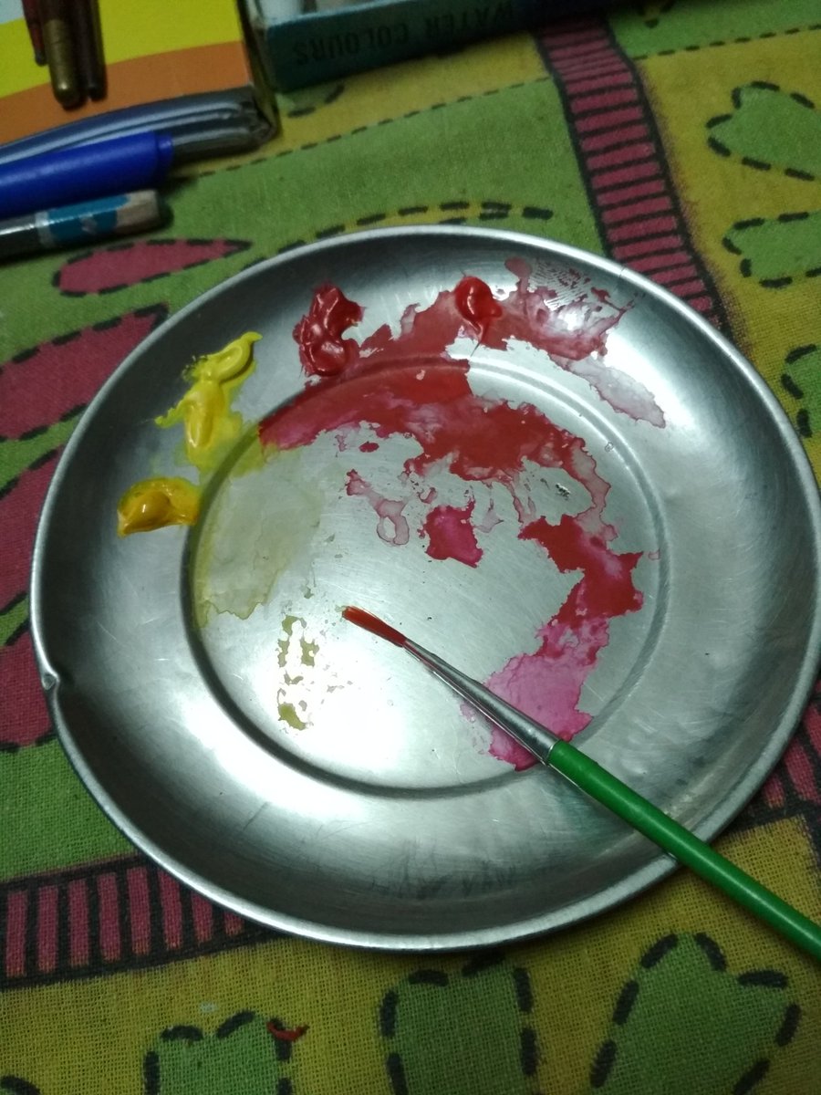 For those wondering (aka nobody)I haven't painted for so long that my palette has caught fungus...^^;And thus, I have this little plate with me.Seriously, if you wanna art, you can make do with anything haha >:3