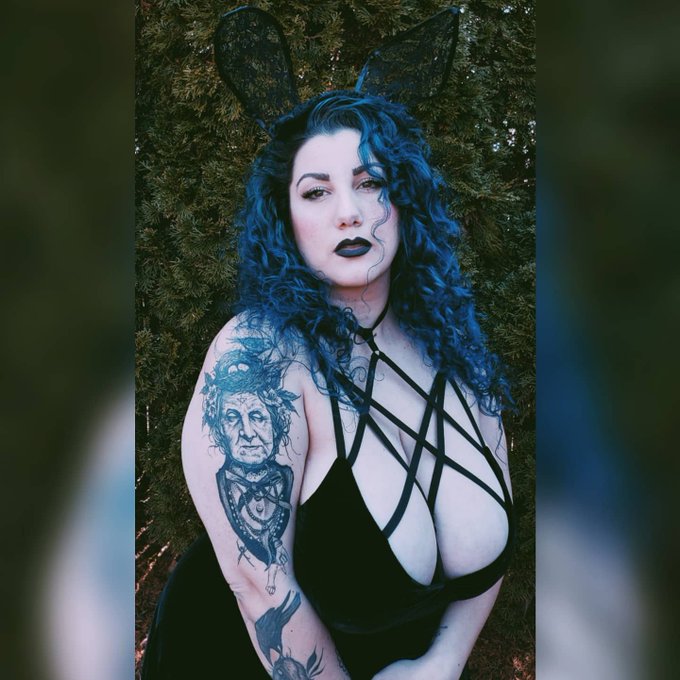 Easter hunny.  #ostara #goth #gothbabe #gothic https://t.co/athi2Fqrdx<a href="/tag/ostara"class="tags">#ostara</a><a href="/tag/goth"class="tags">#goth</a><a href="/tag/gothbabe"class="tags">#gothbabe</a><a href="/tag/gothic"class="tags">#gothic</a>