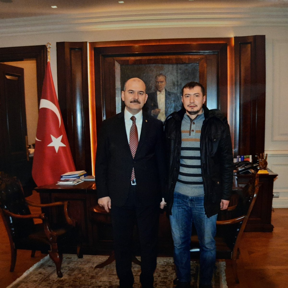 BÖYLE BİR ZAMANDA GİTMENİZİ İSTEMİYORUZ TERÖRÜ BİTİRMEDEN BU GÖREVİ BIRAKMAYIN SAYIN BAKANIM. SÜLEYMAN SOYLU YANLIZ DEĞİLDİR