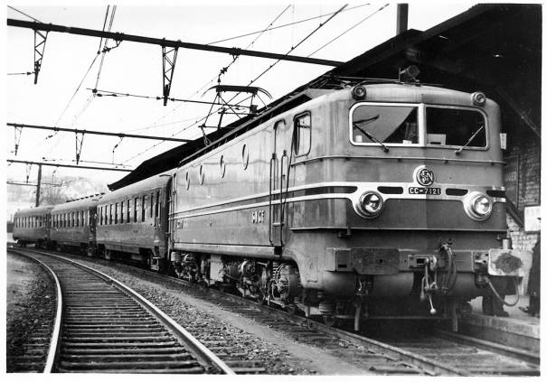 Mais les français, il arrive quand ? Et ben en 1954 ! Sur la nouvelle ligne Paris-Lyon, on a la CC7121, qui bat le record avec un 243 km/h. La locomotive est très peu modifié et tracte 3 voitures. Elle faisait des trains classique quelque jours avant.