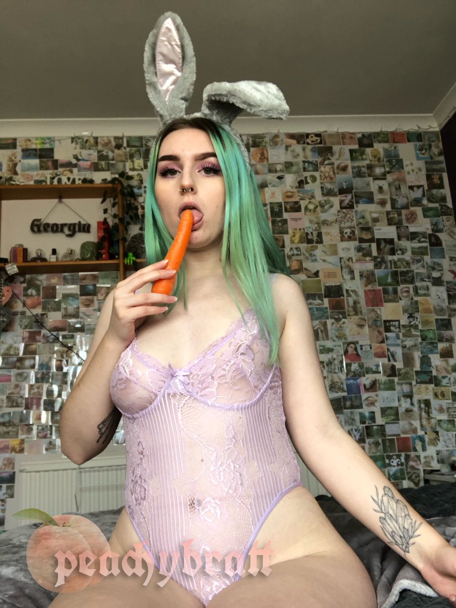 peachybratt's tweet photo. 🥕🐰wanna see this naughty bunny deepthroat a carrot?🥕🐰

✨video up now - https://t.co/t4Df6Q8HFF✨ https://t.co/Dpn39hka3G