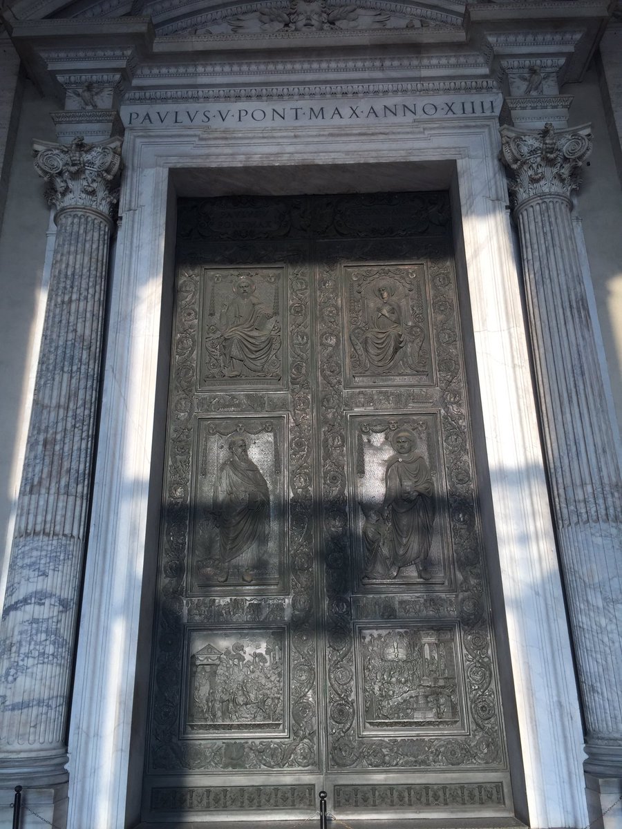 MF_Hutin's tweet photo. La Porte de #Filarete de la #basiliqueSaintPierre a été réalisée en 1435 par l'artiste florentin Le Filarete. Elle mentionne les premiers peuples évangélisés : les #Grecs, les #Arméniens et les #Éthiopiens ! #JoyeusesPâques https://t.co/5rSFgiOYMq