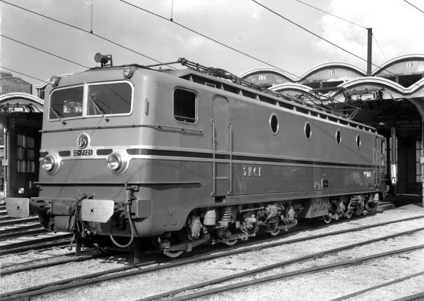 Mais les français, il arrive quand ? Et ben en 1954 ! Sur la nouvelle ligne Paris-Lyon, on a la CC7121, qui bat le record avec un 243 km/h. La locomotive est très peu modifié et tracte 3 voitures. Elle faisait des trains classique quelque jours avant.