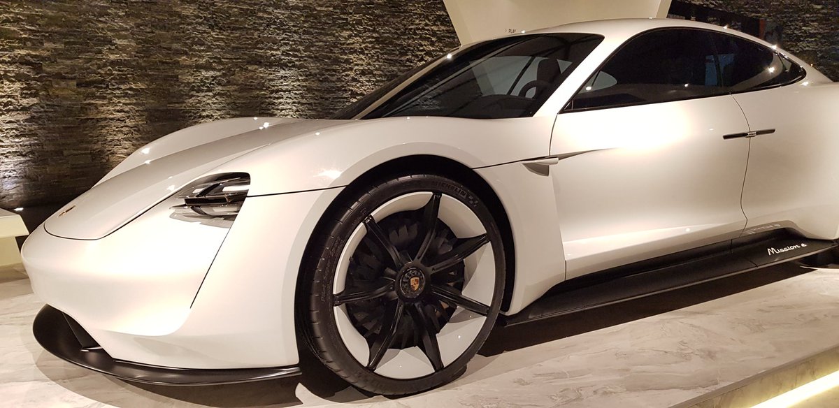 Patrickenruedas's tweet photo. Hoy en el programa #deceroa100 felicitamos por sus 2 premios a @PorscheMexico #taycan dedicando un programa a platicar un poco de como este coche va revolucionar nuestra vision sobre los eléctricos #patrickenruedas @heraldodemexico https://t.co/9hi1f5dxrd