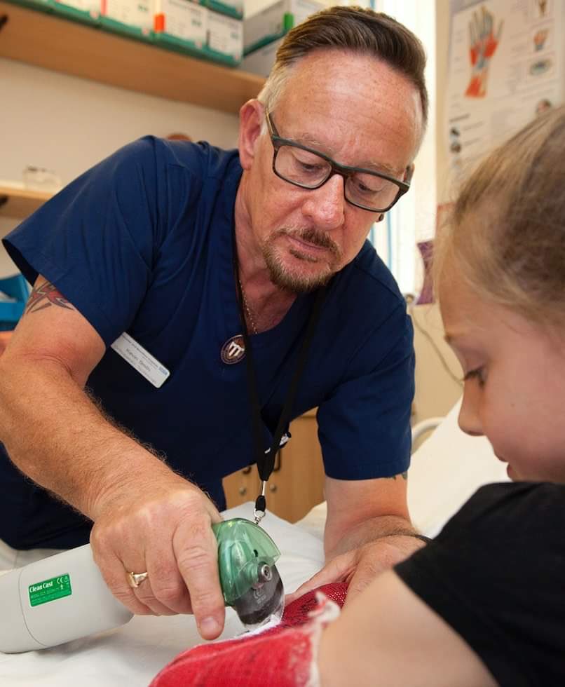 RIP NHS hero Kevin Smith, who has died after 35 years service to the NHS. He was a plaster technician at Doncaster Royal Infirmary. (My birthplace). His daughter was overwhelmed by so many tributes to "an incredible person who loved his job"  #NHSheroes  https://www.mirror.co.uk/news/uk-news/breaking-daughter-heartbroken-death-healthcare-21854641