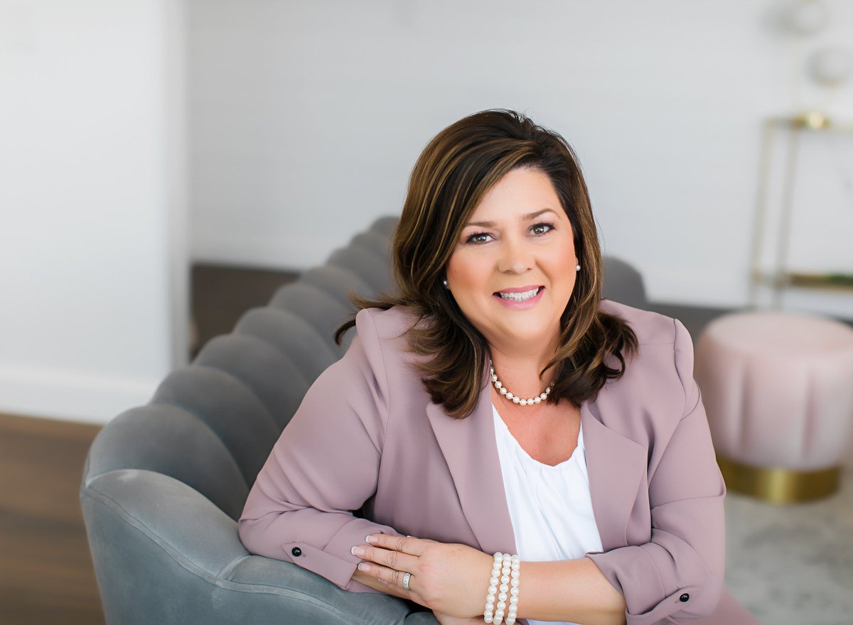 MurfreesboroMag's tweet photo. Meet Woman in Business Angi Morgan, an affiliate broker at John Jones Real Estate: “When I was considering my career transition, [John Jones] told me ‘selling real estate is really all about helping people.’ After I heard him say that, that’s when I was sold on my new career.” https://t.co/bwKKelcjnt